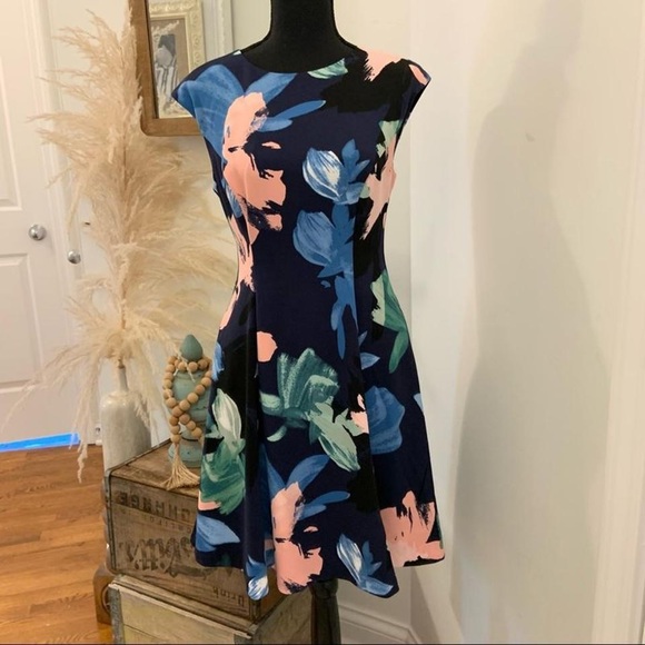 Like New Vince Camuto Dress - Picture 3 of 9